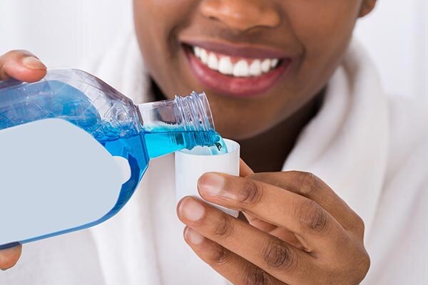 اشتباه رایج درباره نقش مسواک و دهانشویه در بهداشت دهان