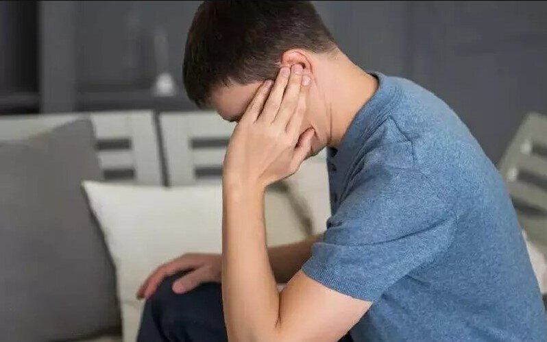 علائم هشداردهنده سکته گوش و تفاوت آن با گرفتگی عادی