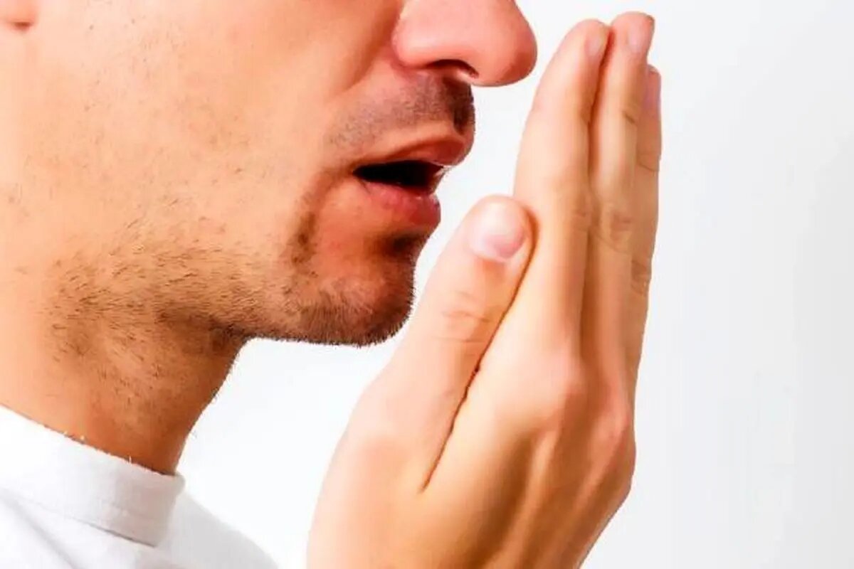 بوی بد دهان؛ چه عواملی در بروز آن مؤثرند و آیا نشانه سرطان است؟